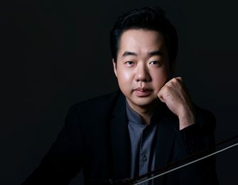 Portrait of Feng Ning with violin and bow