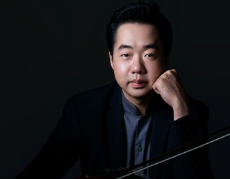 Portrait von Feng Ning mit Violine und Bogen