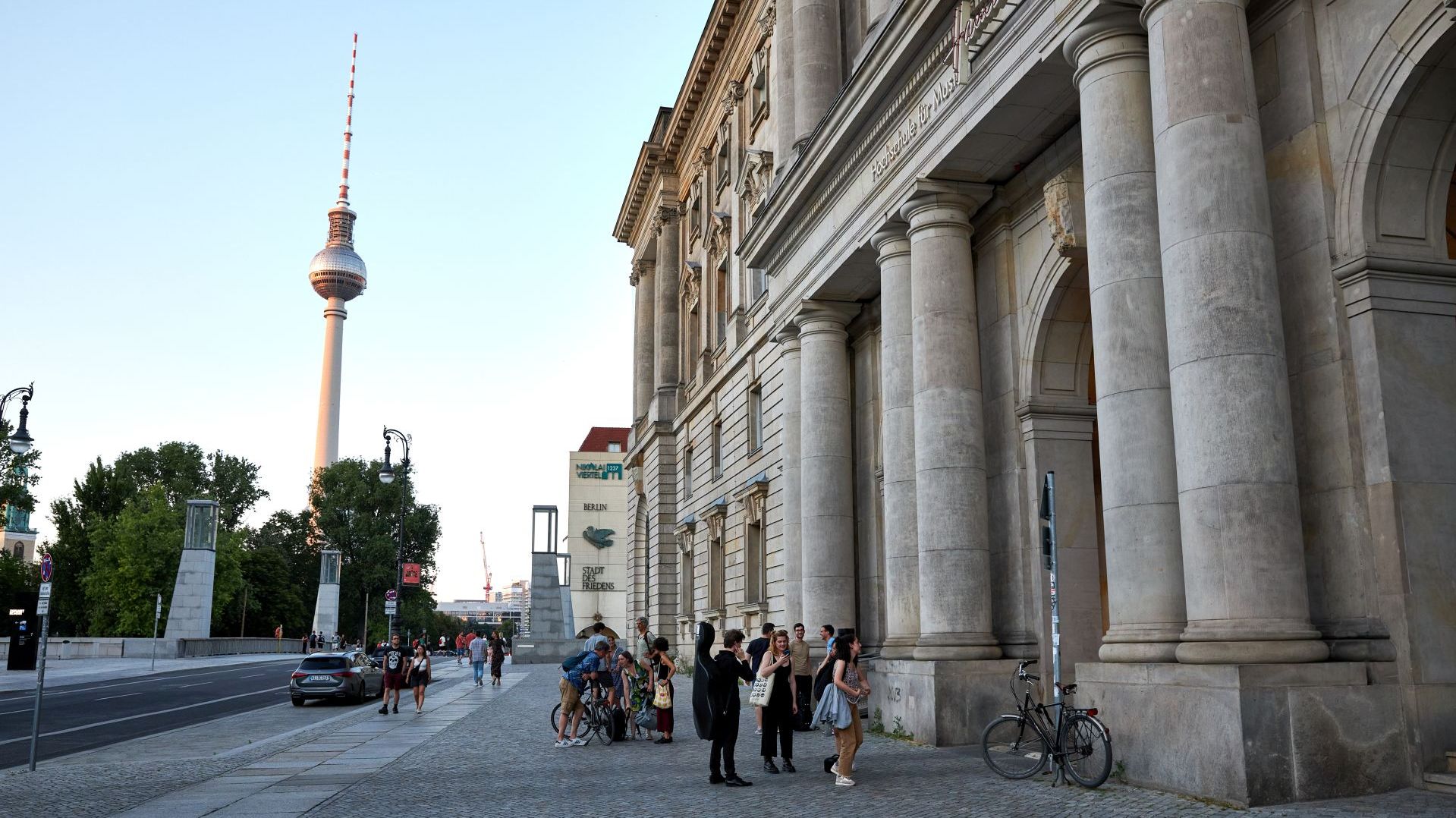 Das Hochschulgebäude der Hanns Eisler im Vordergrund im Hintergrund Berliner Fernsehturm